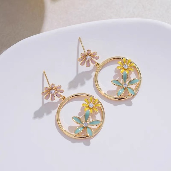 Diamond daisy circle earrings - Picture 5 of 5